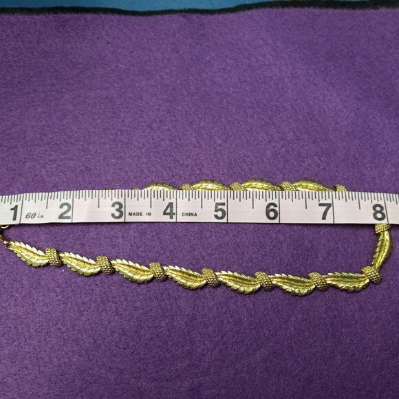 Vintage Monet Gold tone metal Leaves Necklace - Picture 4 of 6